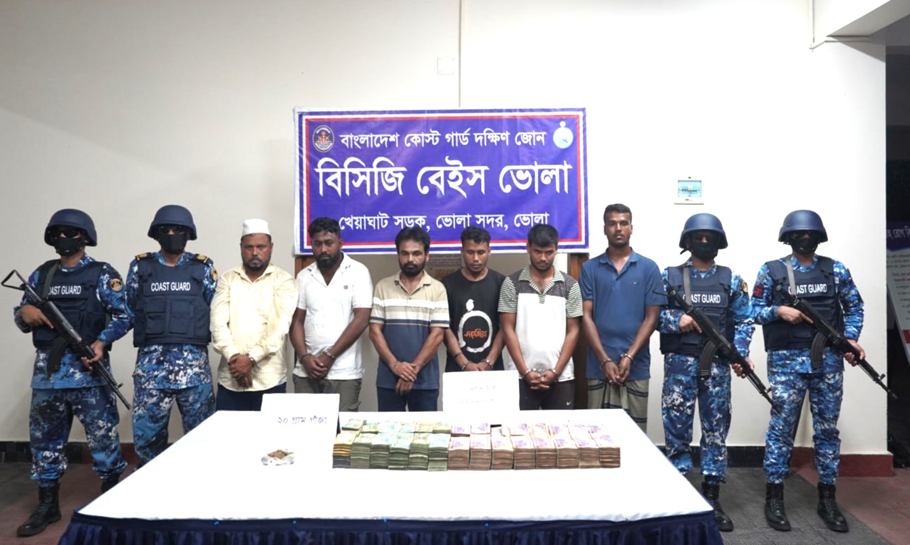 হিজলার মেঘনায় ৫৩ ড্রেজার ৩৬ বাল্কহেট জব্দ, আটক ৬