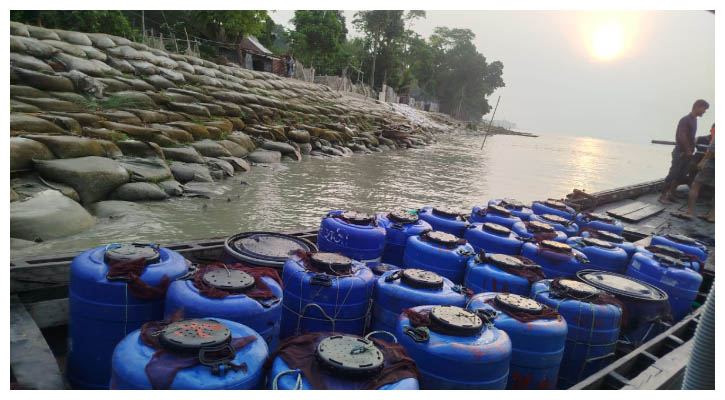 মেঘনায় ট্রলারসহ ৩৪  ড্রাম গলদা রেণু জব্দ
