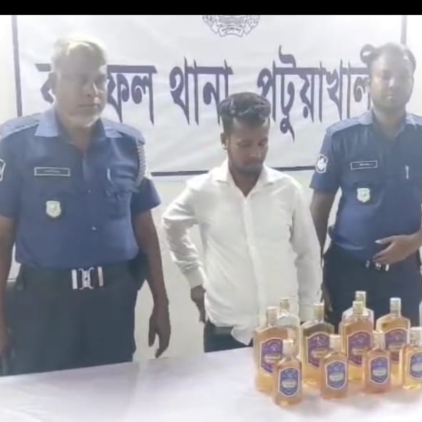 লঞ্চের যাত্রী সেজে মদ পাচার গ্রেফতার ১