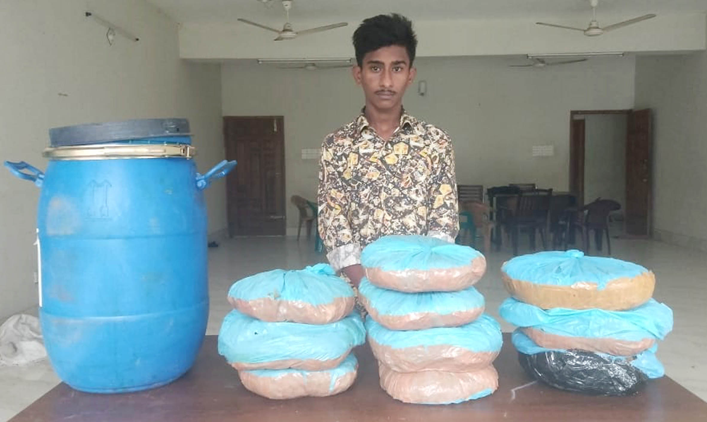 প্লাস্টিকের ড্রামভর্তি গাঁজাসহ আটক কারবারি