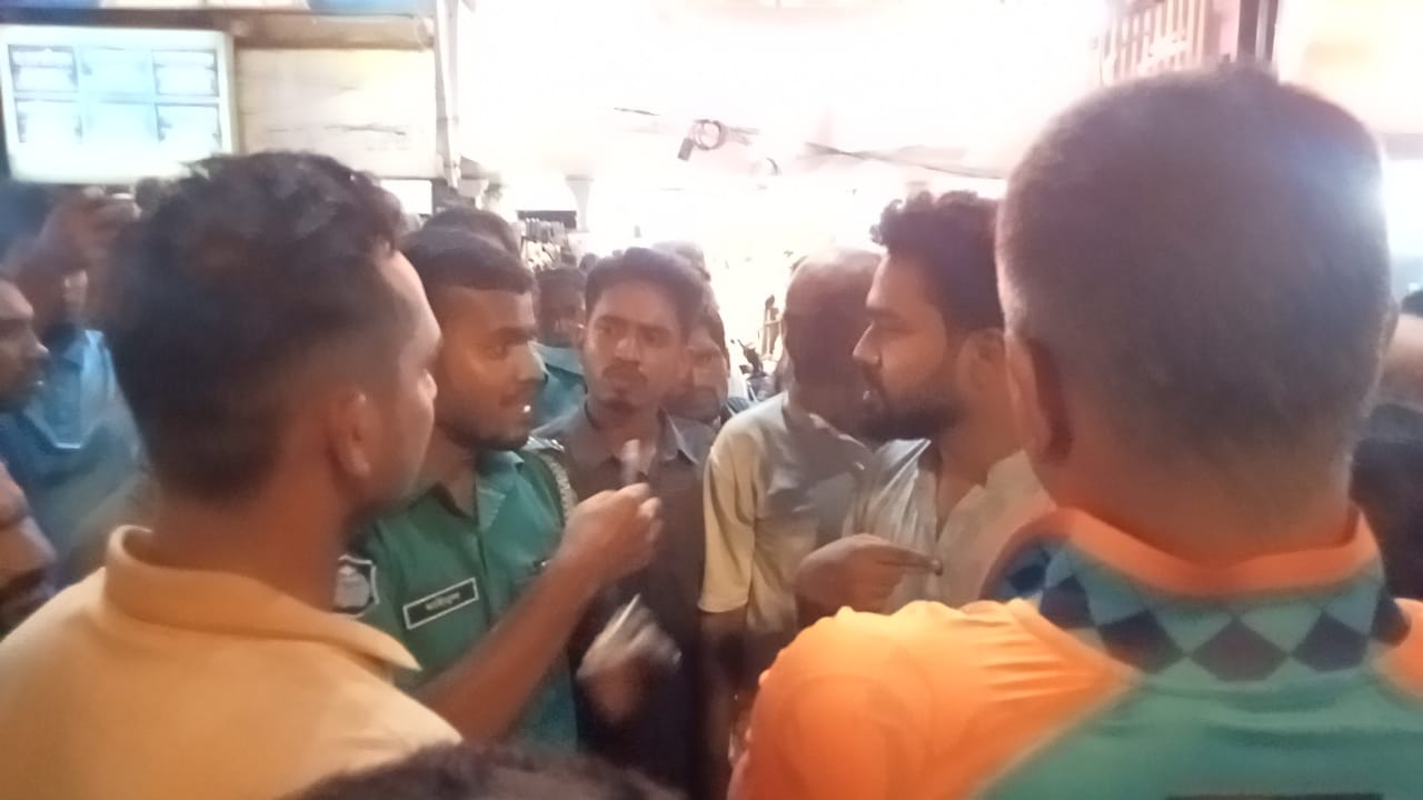 ফুটপাতের দোকান উচ্ছেদকে কেন্দ্র করে পুলিশের সাথে ব্যবসায়ীদের বাকবিতণ্ডা