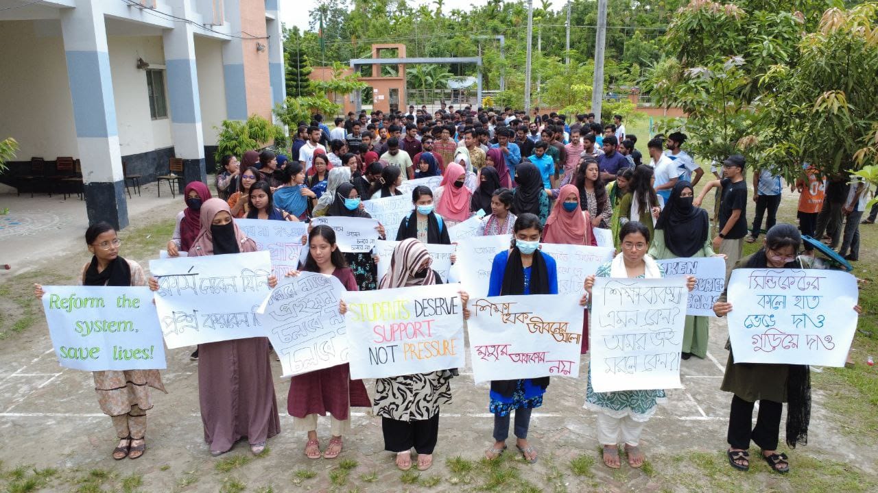 বরিশাল ইঞ্জিনিয়ারিং কলেজের শিক্ষার্থীদের অবস্থান কর্মসূচি পালন