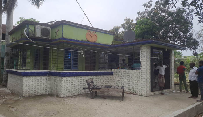 মহিপুরে সাবেক চেয়ারম্যানের বসতবাড়িতে ডাকাতি