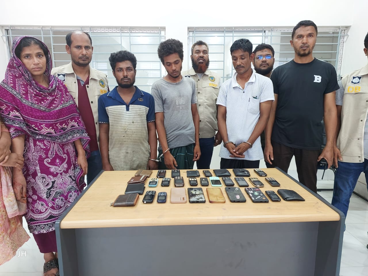 লুট চক্রের চার সদস্য গ্রেপ্তার, ১৭ মোবাইলসহ চোরাই মালামাল উদ্ধার