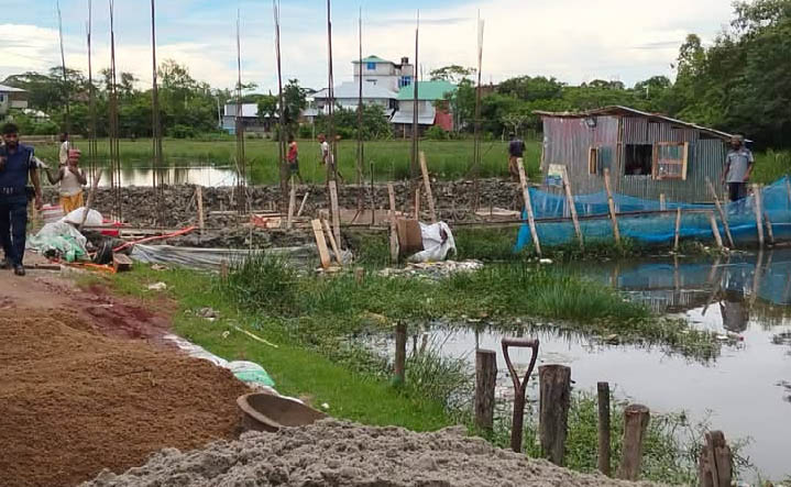 কলাপাড়ায় খালে অবৈধ স্থাপনা নির্মাণ: একজনকে অর্থদণ্ড