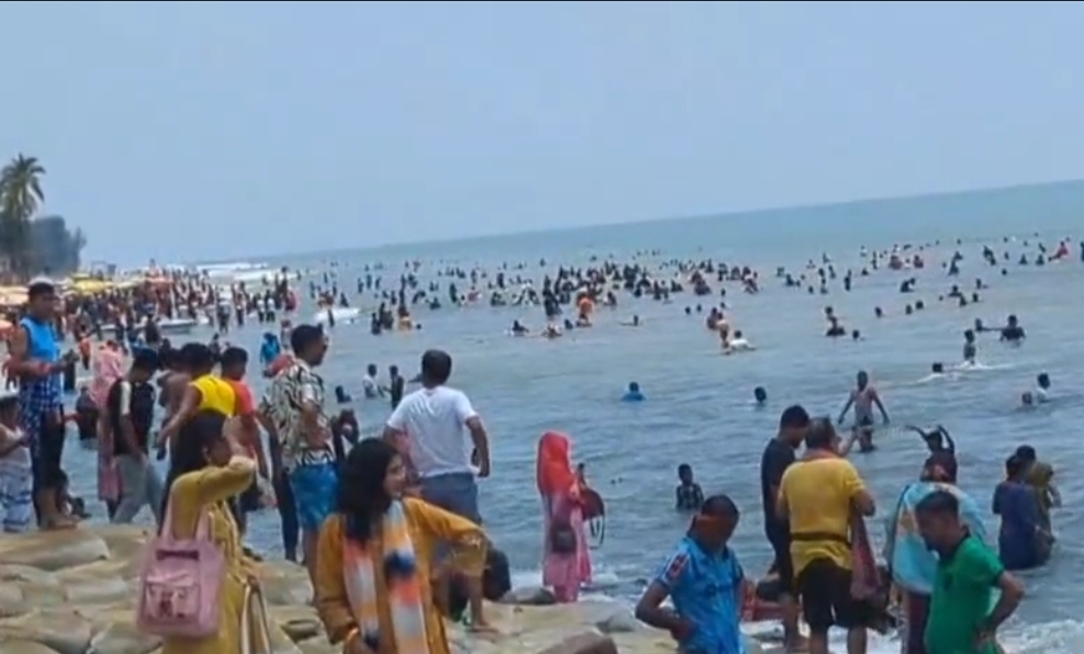 তিন দিনের ছুটিতে কুয়াকাটায় পর্যটকের ভিড়