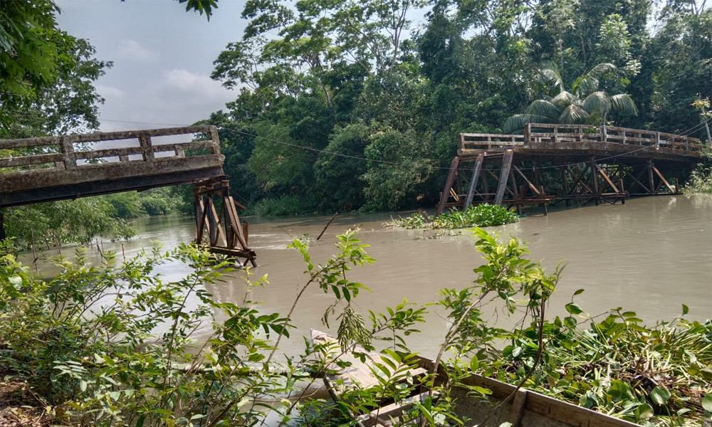 ব্রিজ ভেঙে খালে, দুর্ভোগে মানুষ
