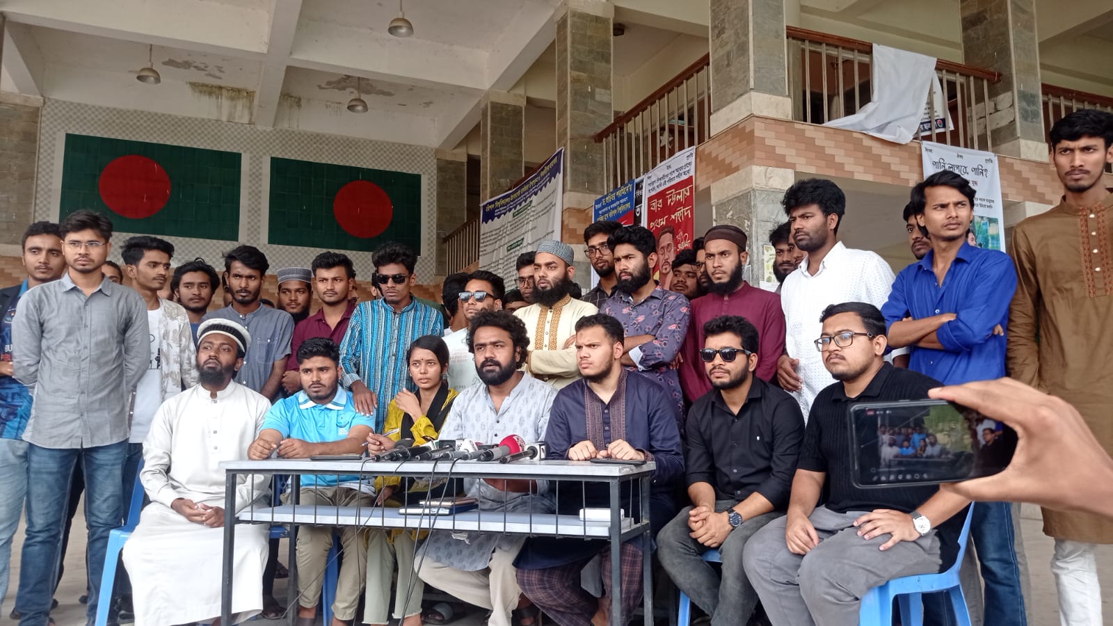 ববি উপচার্যের পদত্যাগের একদফা আন্দোলনে শিক্ষার্থীরা