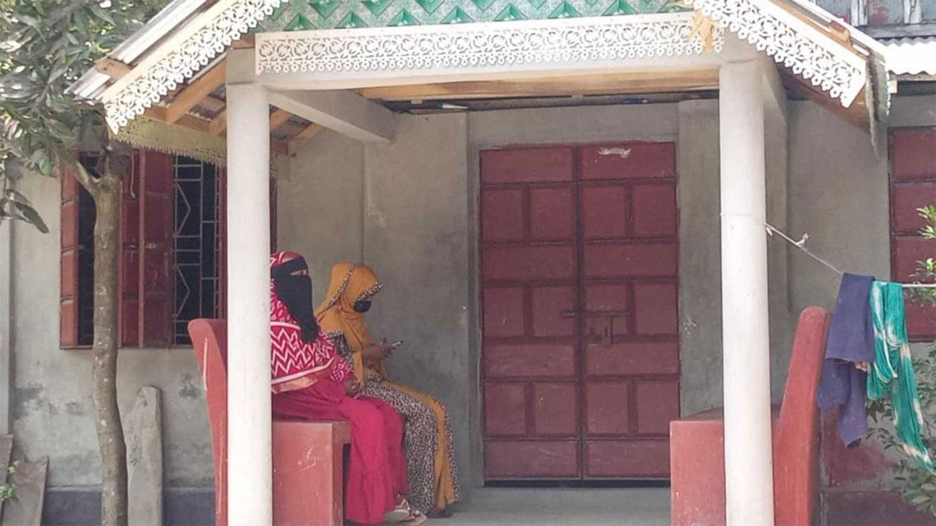 বিয়ের দাবিতে অনশনে থাকা ছাত্রীর বিরুদ্ধে মামলা