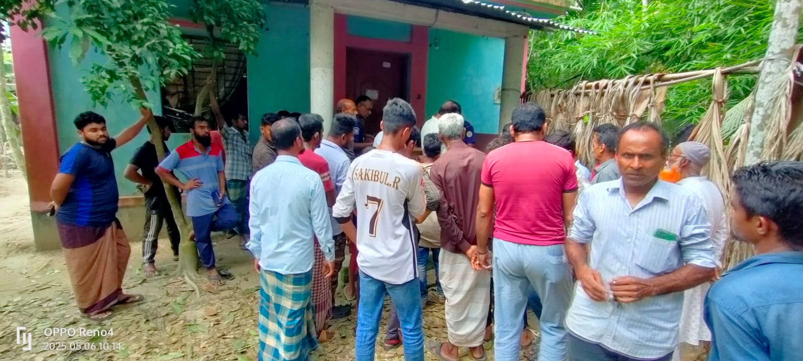 পিরোজপুরে স্ত্রী ও শাশুড়ীকে হত্যার পর ঘরে আগুন