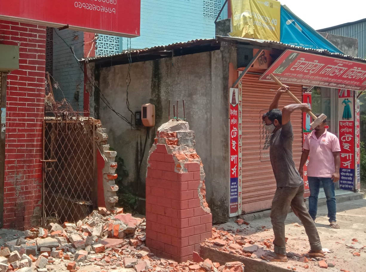 ড্রেন উদ্ধারে বিসিসির উচ্ছেদ অভিযান