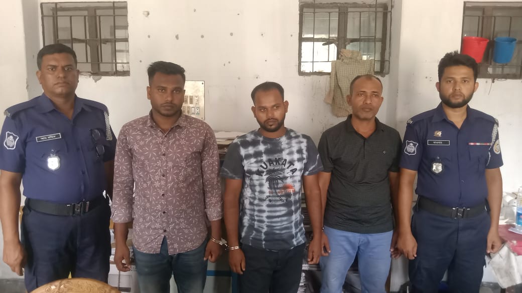 কুয়াকাটায় পর্যটককে মারধর ছিনতাইয়ের অভিযোগে যুবদল সভাপতিসহ গ্রেফতার ৩ 