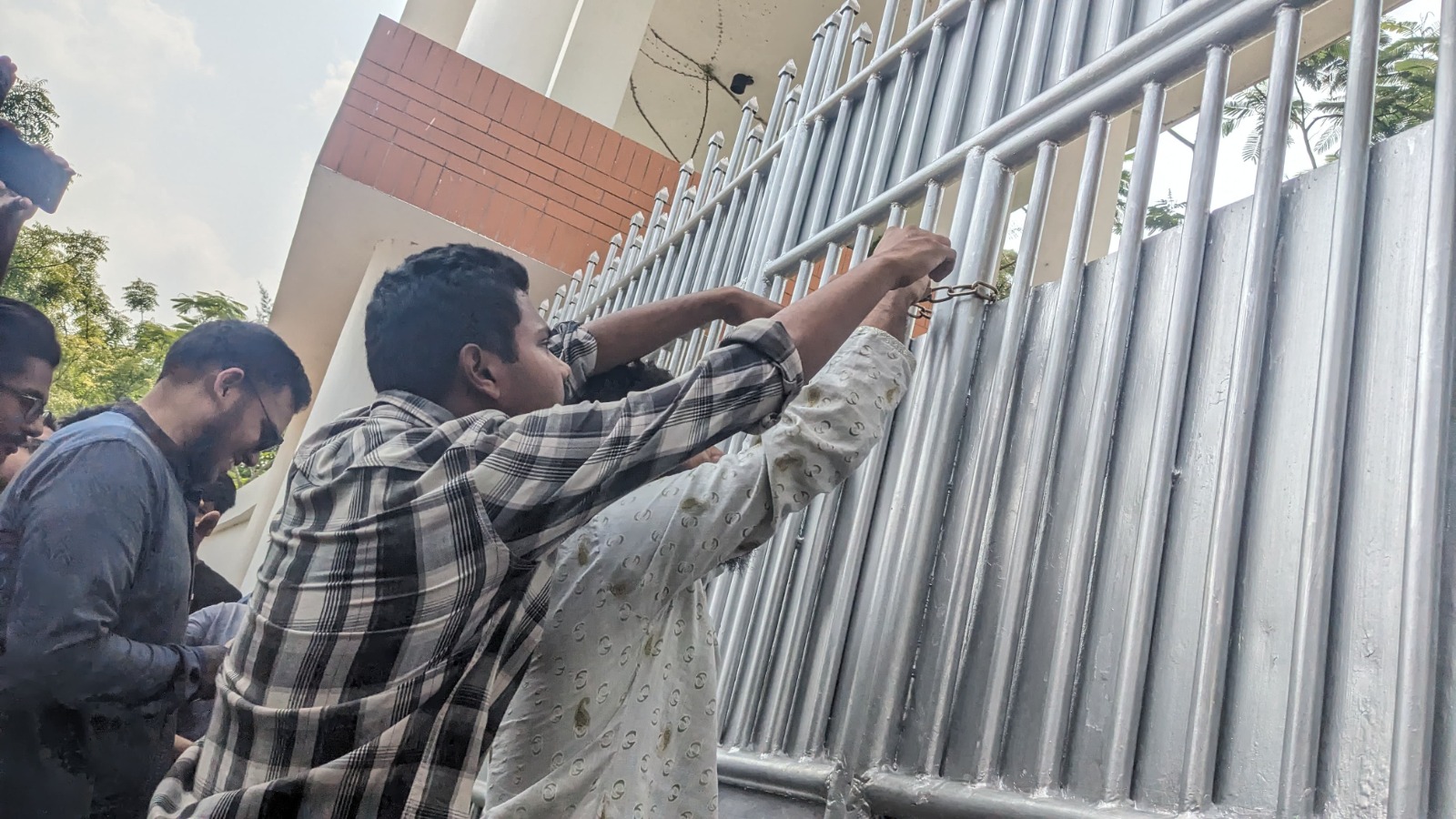 ববি’র উপাচার্যের অপসারণ চেয়ে এবার বাসভবনে তালা
