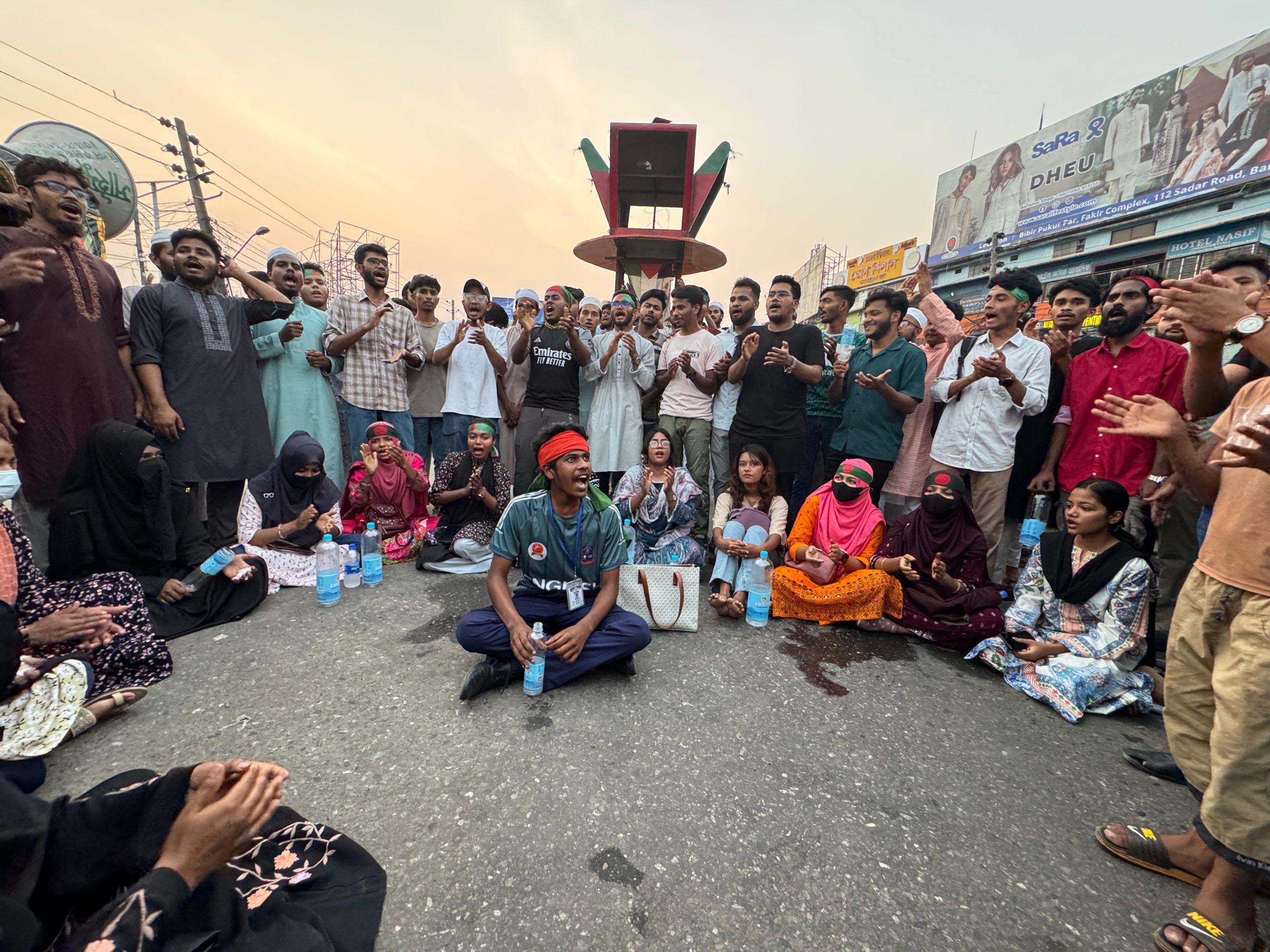 বরিশালে ছাত্র জনতার বিক্ষোভ ও ব্লকেড