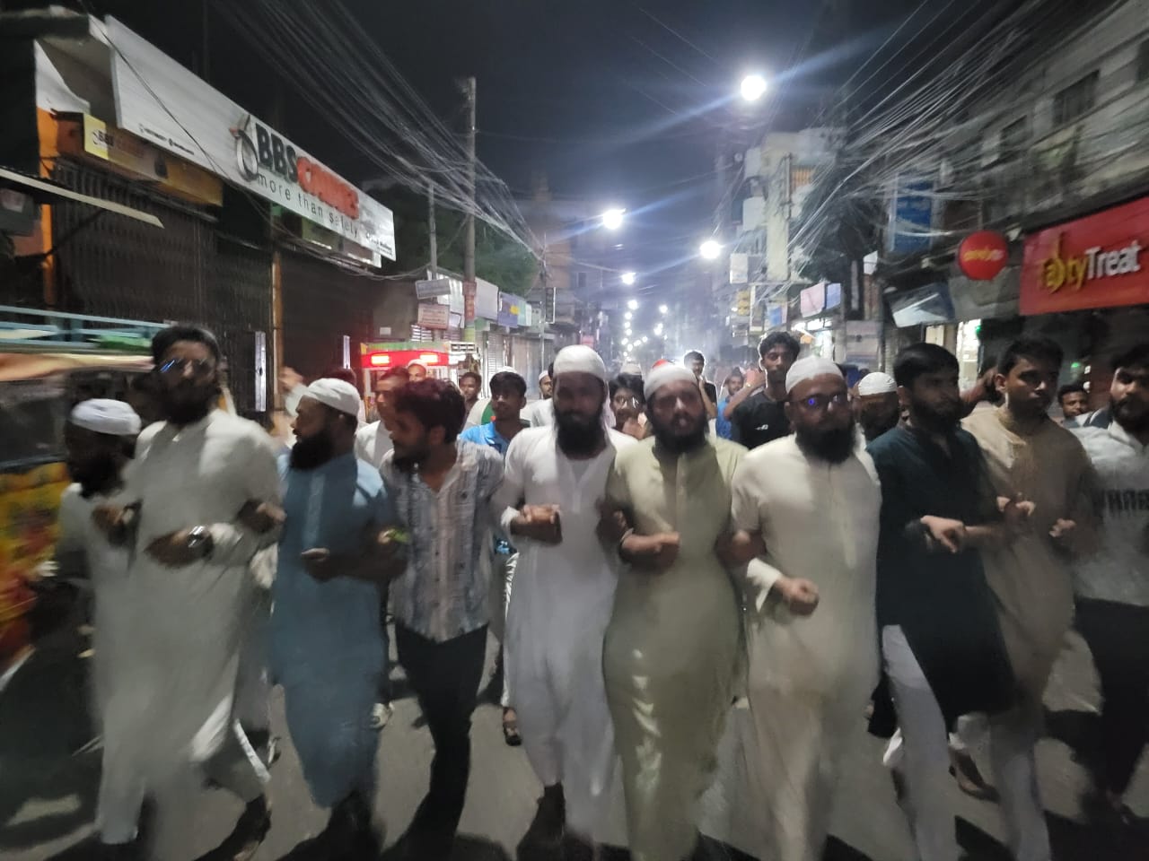 আওয়ামী লীগের কার্যক্রম নিষিদ্ধ : বরিশালে ছাত্র-জনতার বিজয় মিছিল