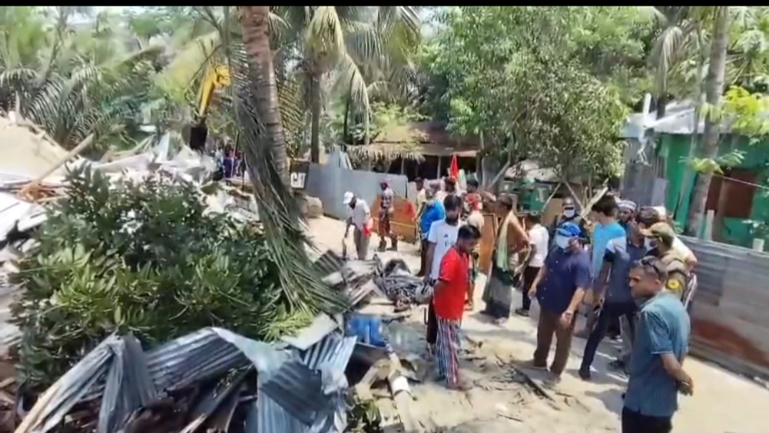 কলাপাড়া পৌরসভার খালের অবৈধ স্থাপনা উচ্ছেদ শুরু
