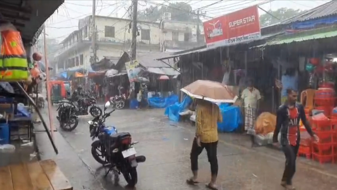 তীব্র তাপপ্রবাহের পর উপকূলে হঠাৎ বৃষ্টিতে স্বস্তি