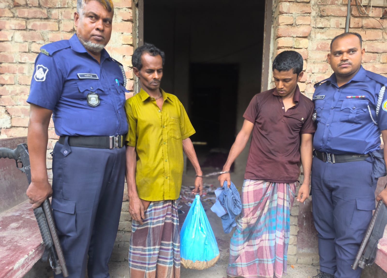 রাউফলে মাদক সহ গ্রেফতার ২