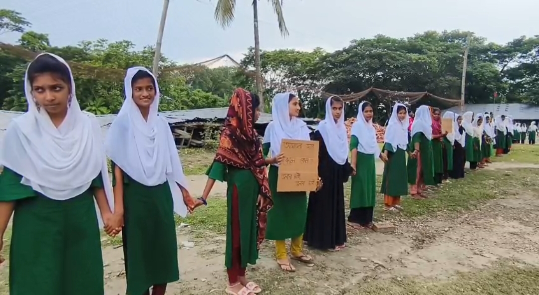 কলাপাড়ায় ইউপি চেয়ারম্যানের মুক্তির দাবিতে মানববন্ধন