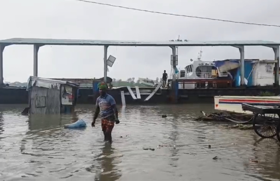 পায়রা বন্দর থেকে ২৪৫ কিলোমিটার দক্ষিনপশ্চিমে নিম্নচাপ