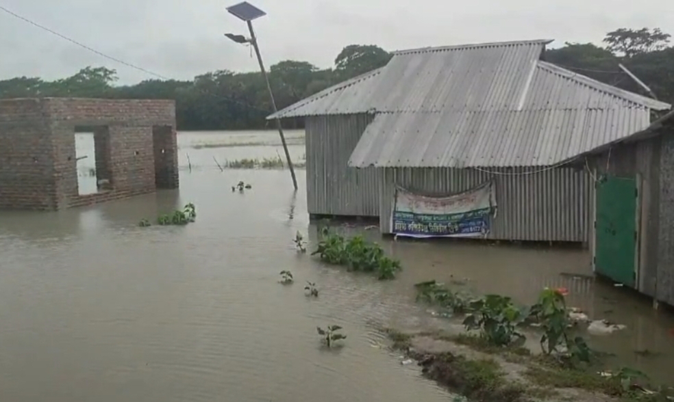 কলাপাড়ায় বেড়িবাঁধ বিধ্বস্ত, পানিবন্দি কয়েক হাজার পরিবার