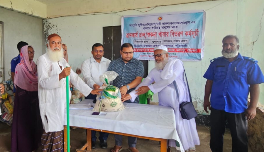 কলাপাড়ায় ১২০০ বন্যা দুর্গত পরিবার পেলো ত্রাণ সামগ্রী