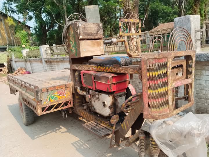 মেহেন্দিগঞ্জে নসিমনের ধাক্কায় ঔষধ ব্যবসায়ী আহত