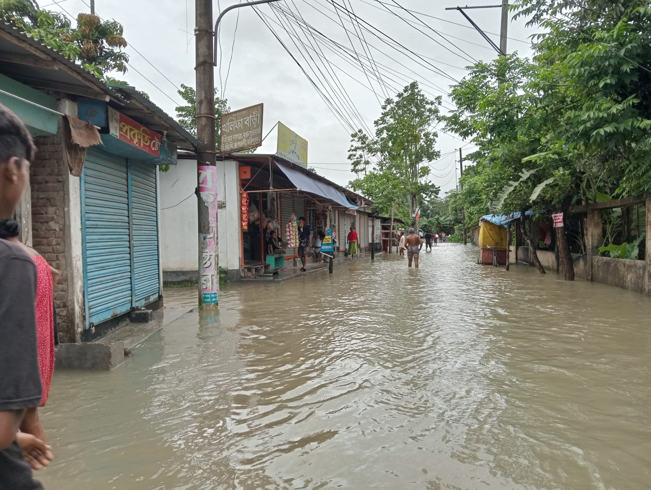 অস্বাভাবিক জোয়ারে প্লাবিত বরিশালের নিম্নাঞ্চল