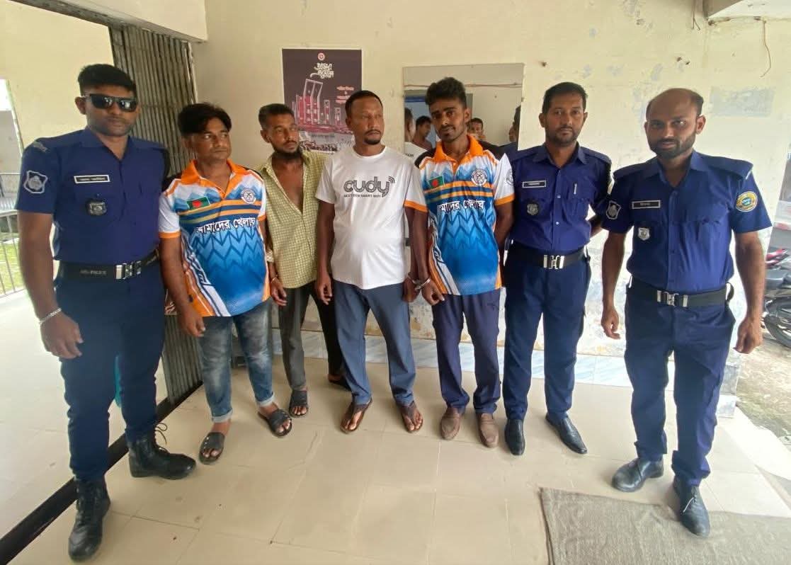 গরুর হাটে চাঁদাবাজি করতে গিয়ে চারজন গ্রেপ্তার
