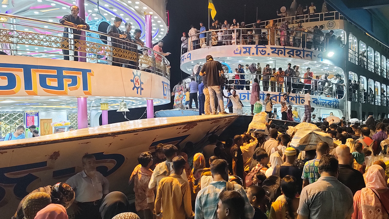 কর্মস্থলে ফিরছে দক্ষিণের মানুষ, ভিড় বাড়ছে লঞ্চে