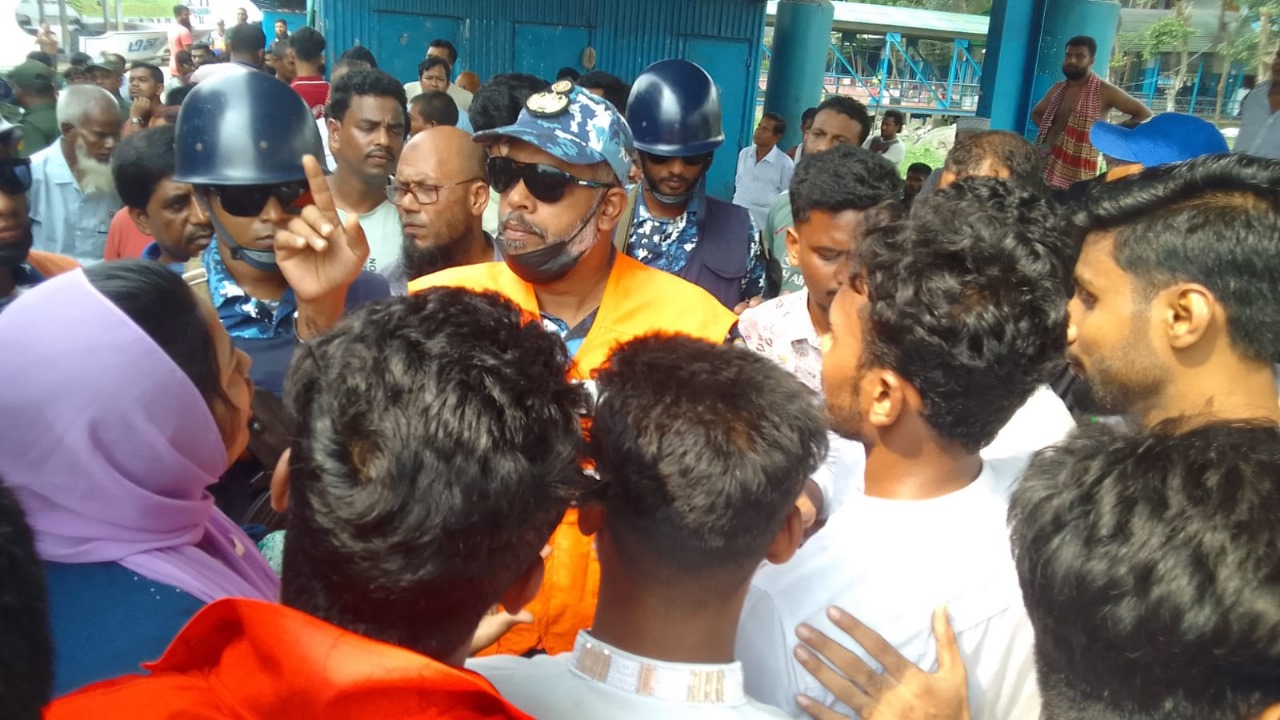 আইনশৃংখলা রক্ষাকারী বাহিনীর কাজে বাধা কীর্তনখোলা লঞ্চের ম্যানেজারসহ আটক ২