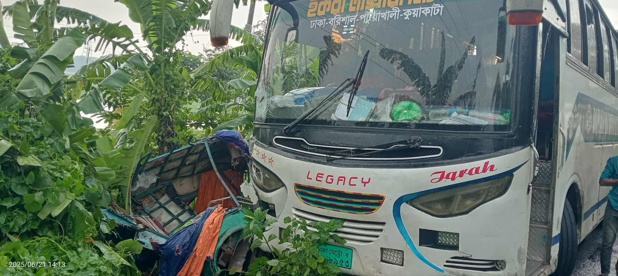 বরগুনায় বাসের চাপায় অটোরিকশার ২ যাত্রী নিহত, আহত ৩