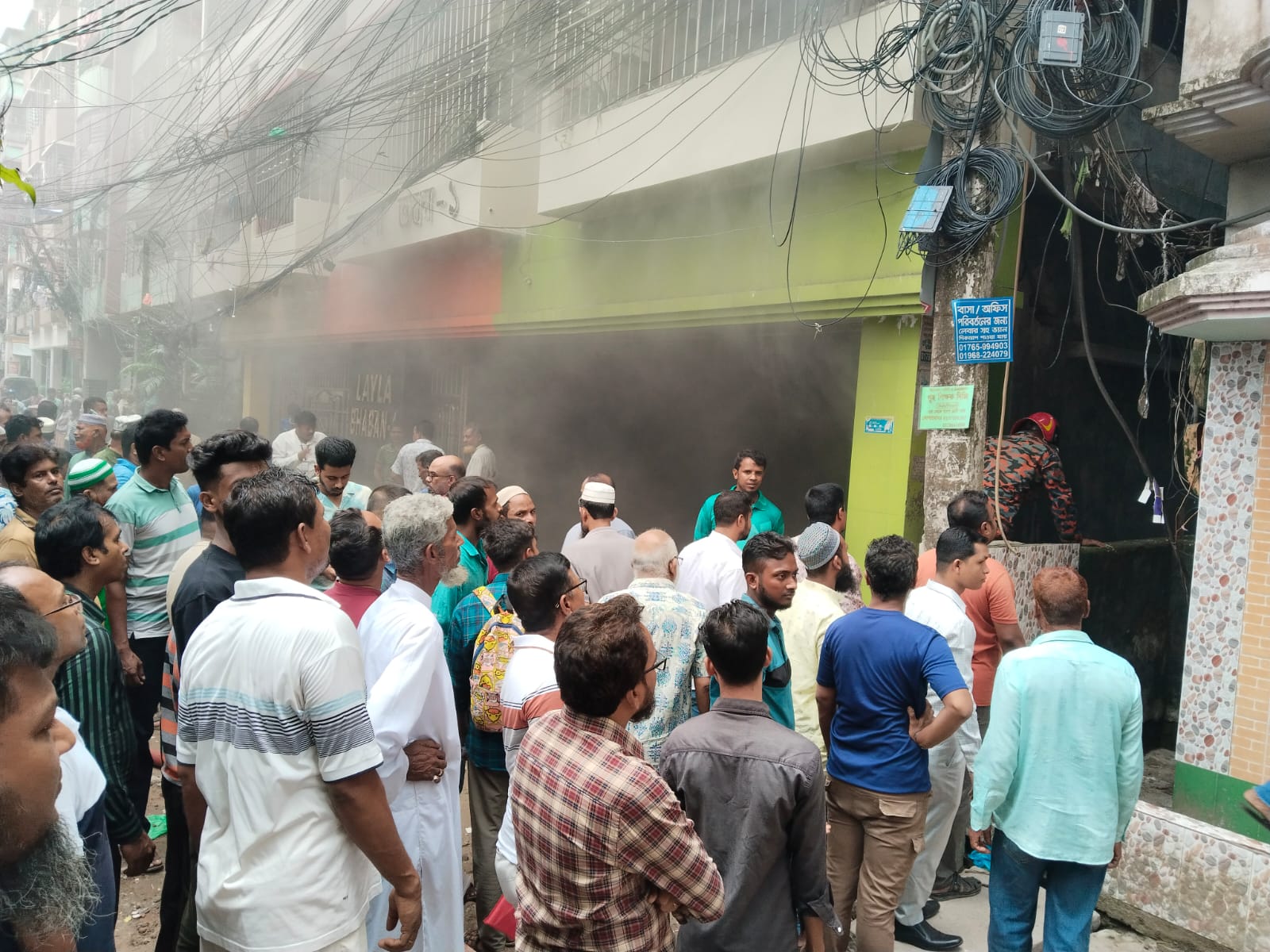বরিশালে লায়লা ভবনে আগুন, বড় দুর্ঘটনা থেকে রক্ষা