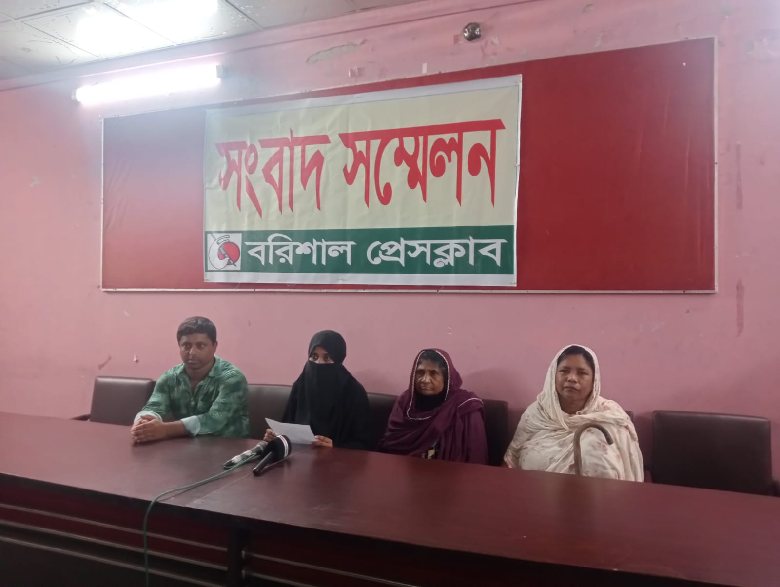 বানারীপাড়ায় তিন বিধবা নারীর জমি দখলে বিএনপি-আওয়ামী লীগে ঐক্য