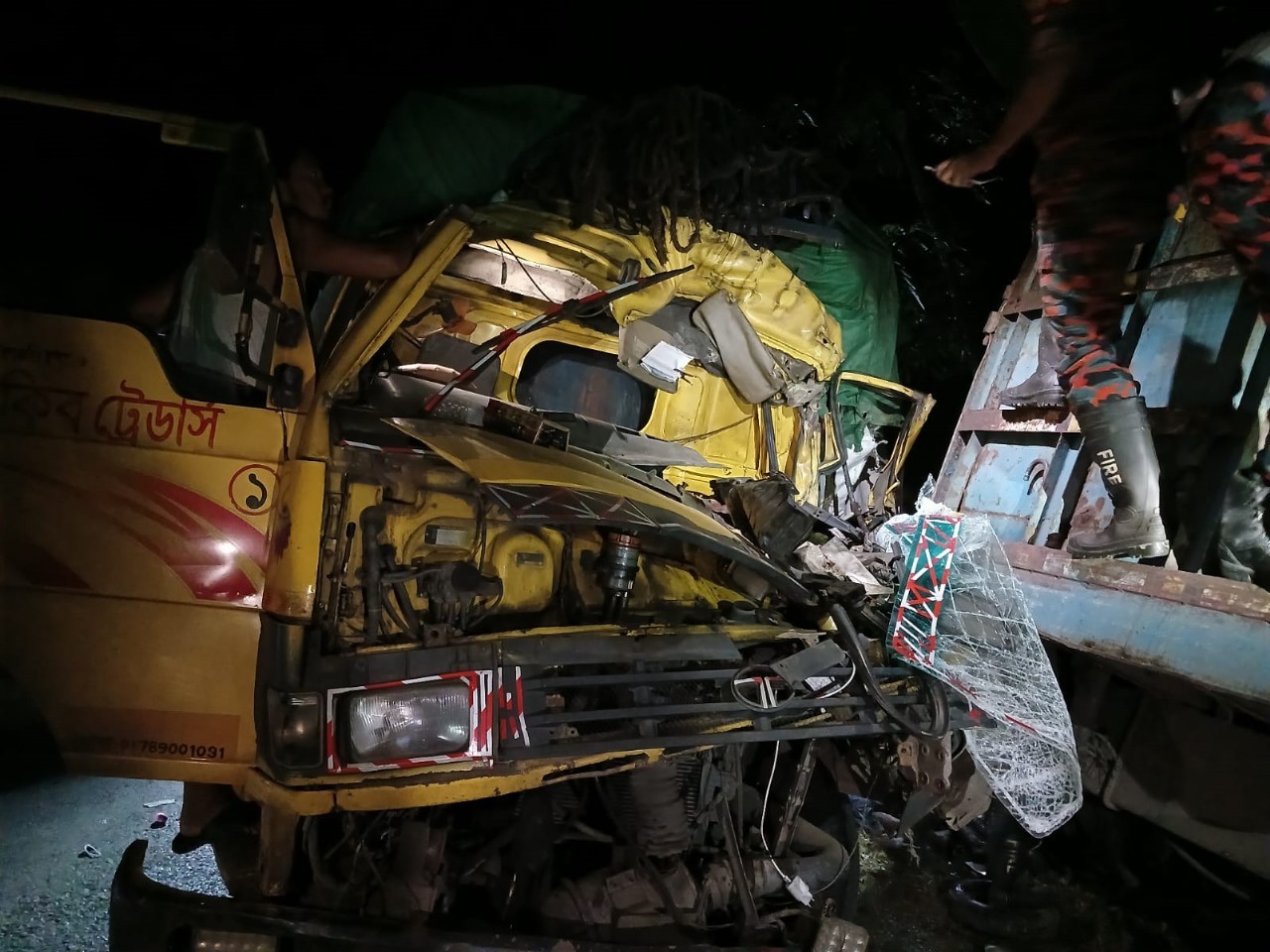 উজিরপুরে দুই ট্রাকের মুখোমুখি সংঘর্ষে নিহত ২