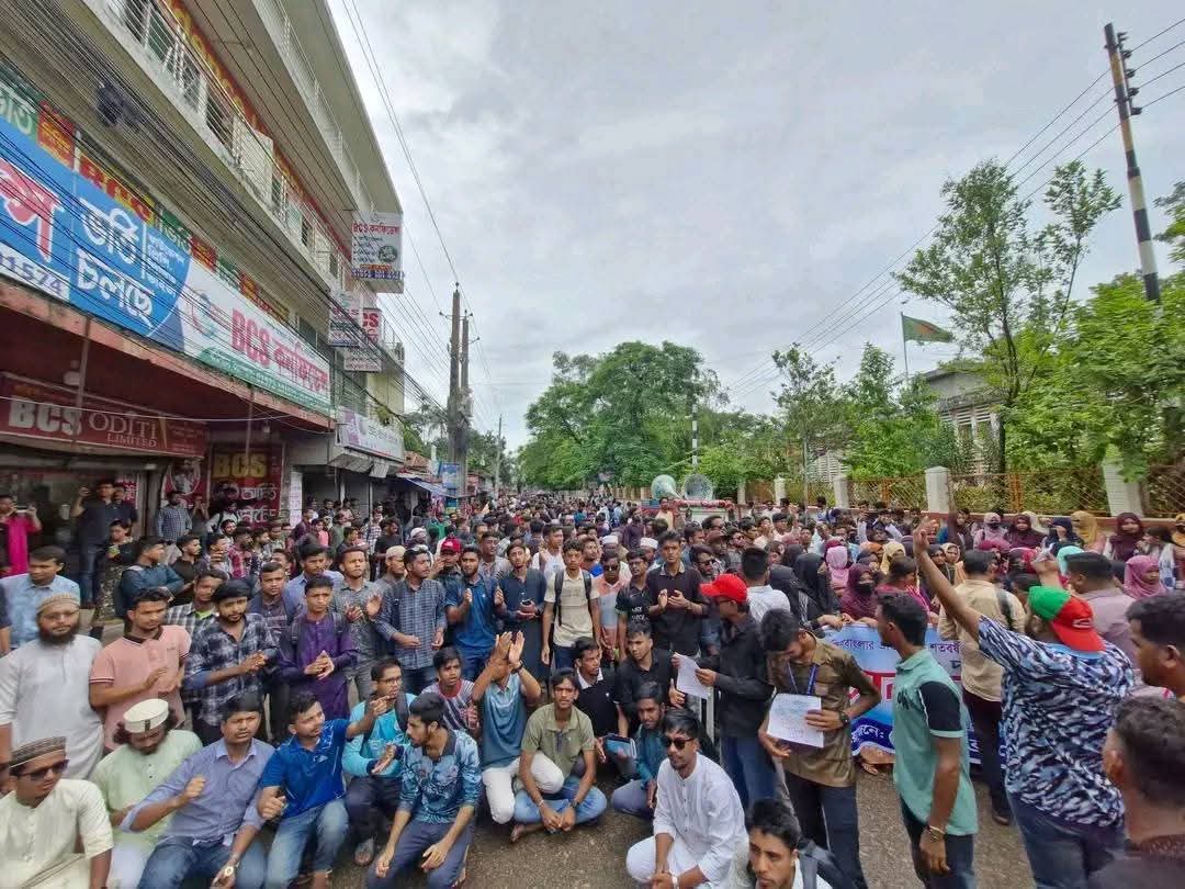 শিক্ষক সংকটসহ ৫ দফা দাবিতে বিএম কলেজের প্রশাসনিক ভবনে তালা, আমরণ অনশনের হুঁশিয়ারি শিক্ষার্থীদের