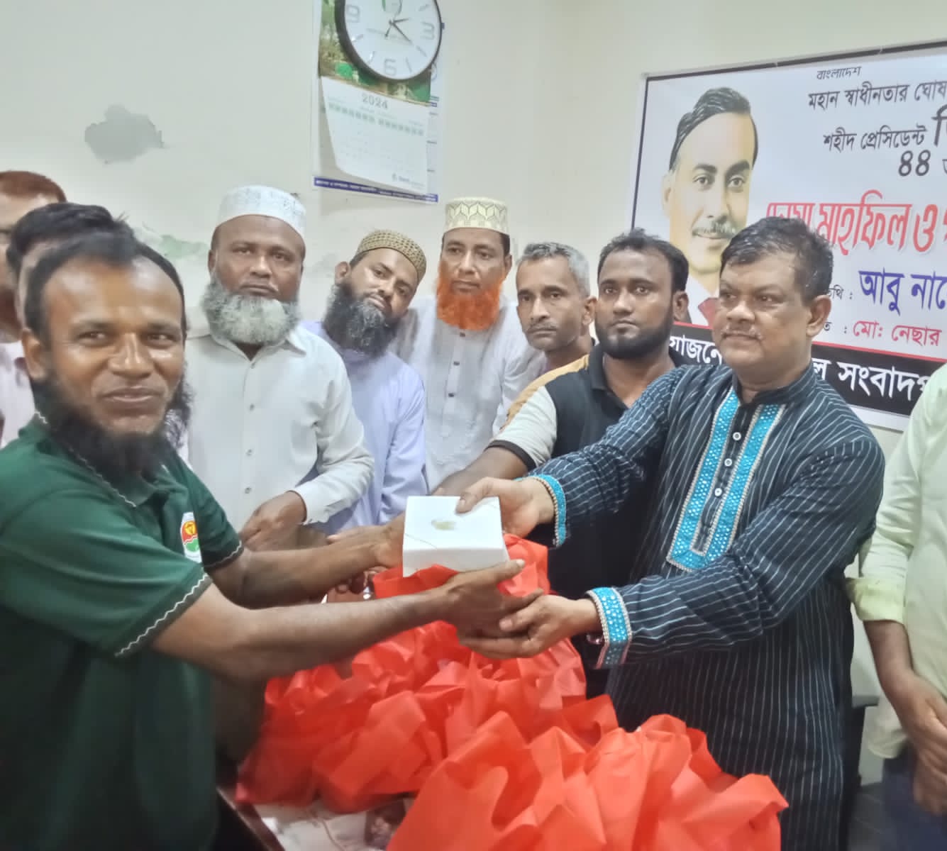 বরিশালের হকারদের মাঝে গোশত বিতরণ করলেন রহমাতুল্লাহ