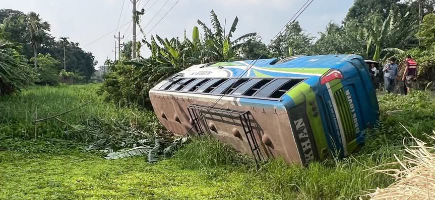 দূর্ঘটনা কবলিত বাস উদ্ধার করতে গিয়ে তীব্র যানজট
