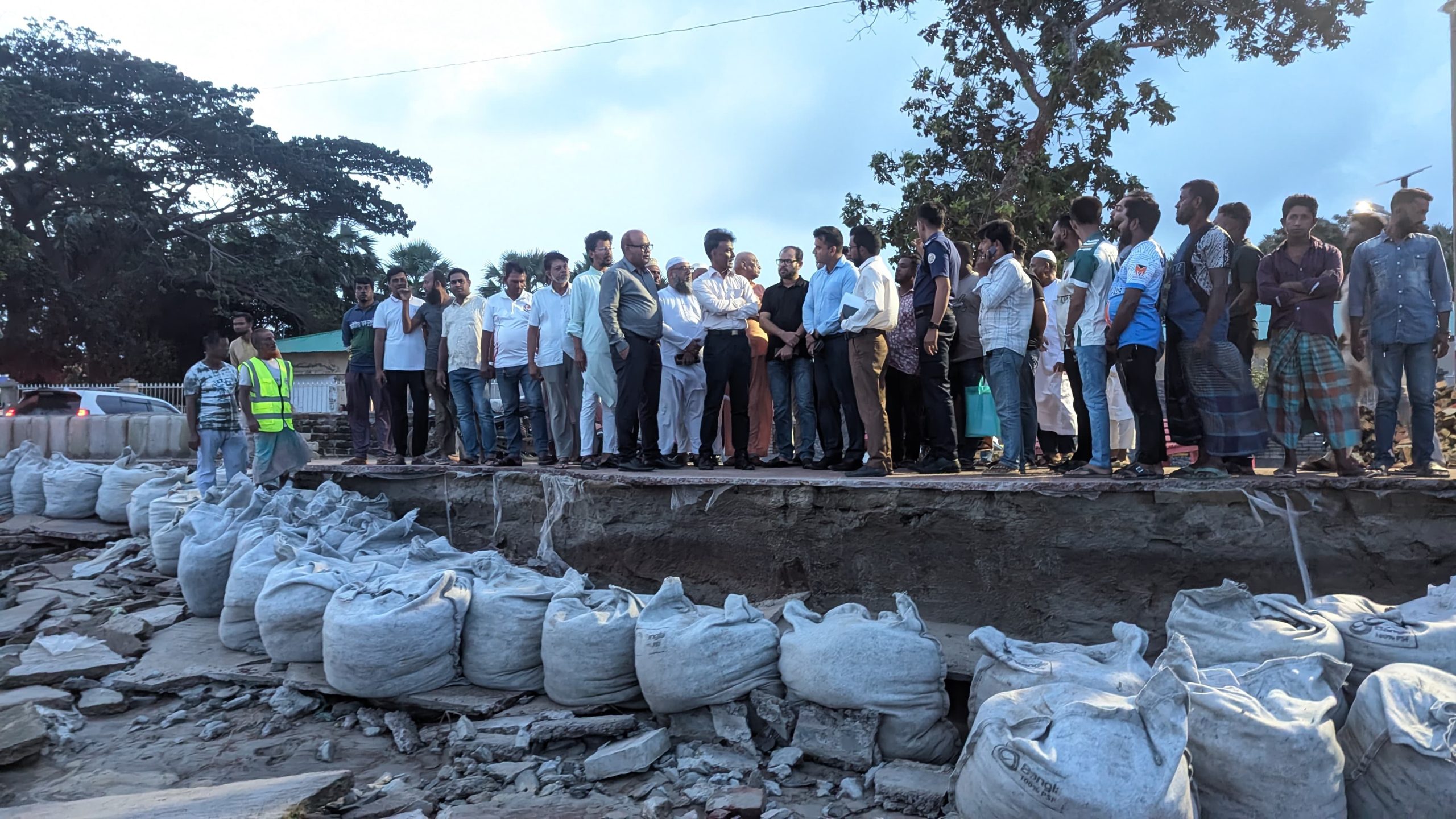 কুয়াকাটা সি-বিচ পরিদর্শনে বিভাগীয় কমিশনার