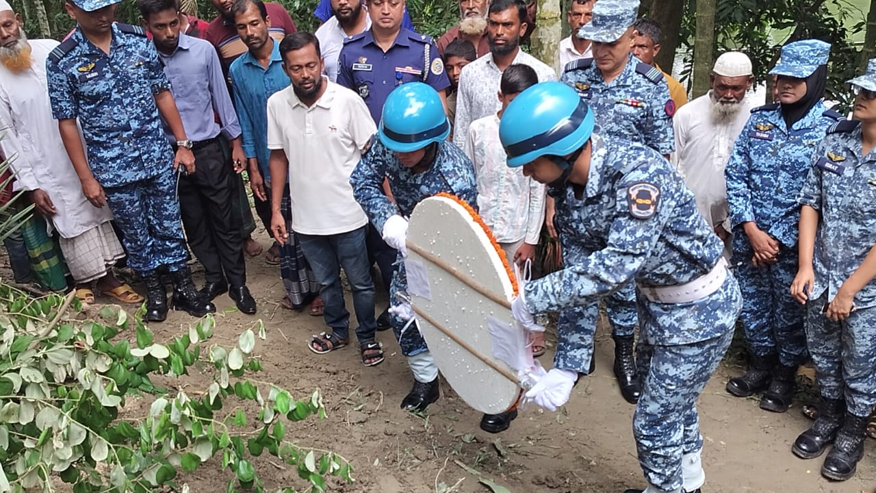 ভোলায় মাসুমার সমাধিতে বিমান বাহিনীর শ্রদ্ধা