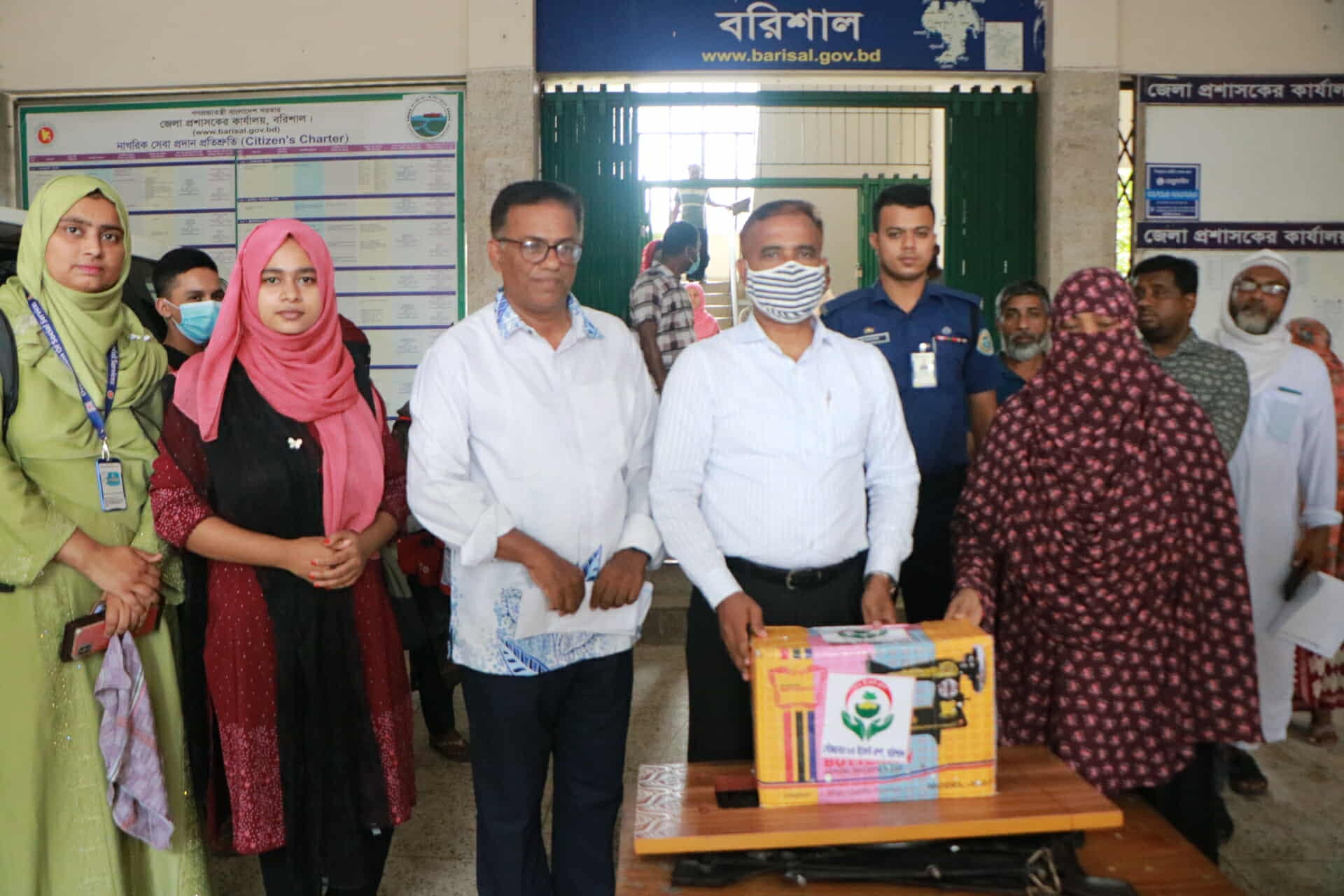অসহায়দের স্বাবলম্বী করতে সেলাই মেশিন ও ভ্রাম্যমান কফি মেকার বিতরন