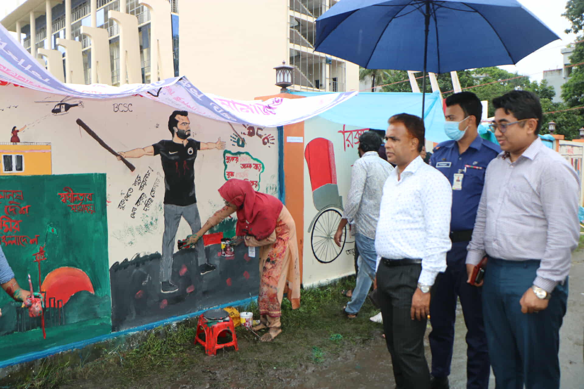 বরিশালে গ্রাফিতি প্রতিযোগিতা পরিদর্শন করেন জেলা প্রশাসক