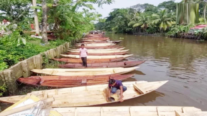 জমজমাট আটঘর নৌকার হাট