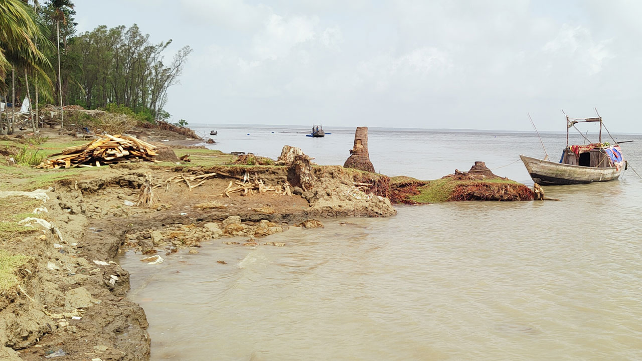 নদী ভাঙন ঝুঁকিতে বরিশালের ৮০ টি স্পট