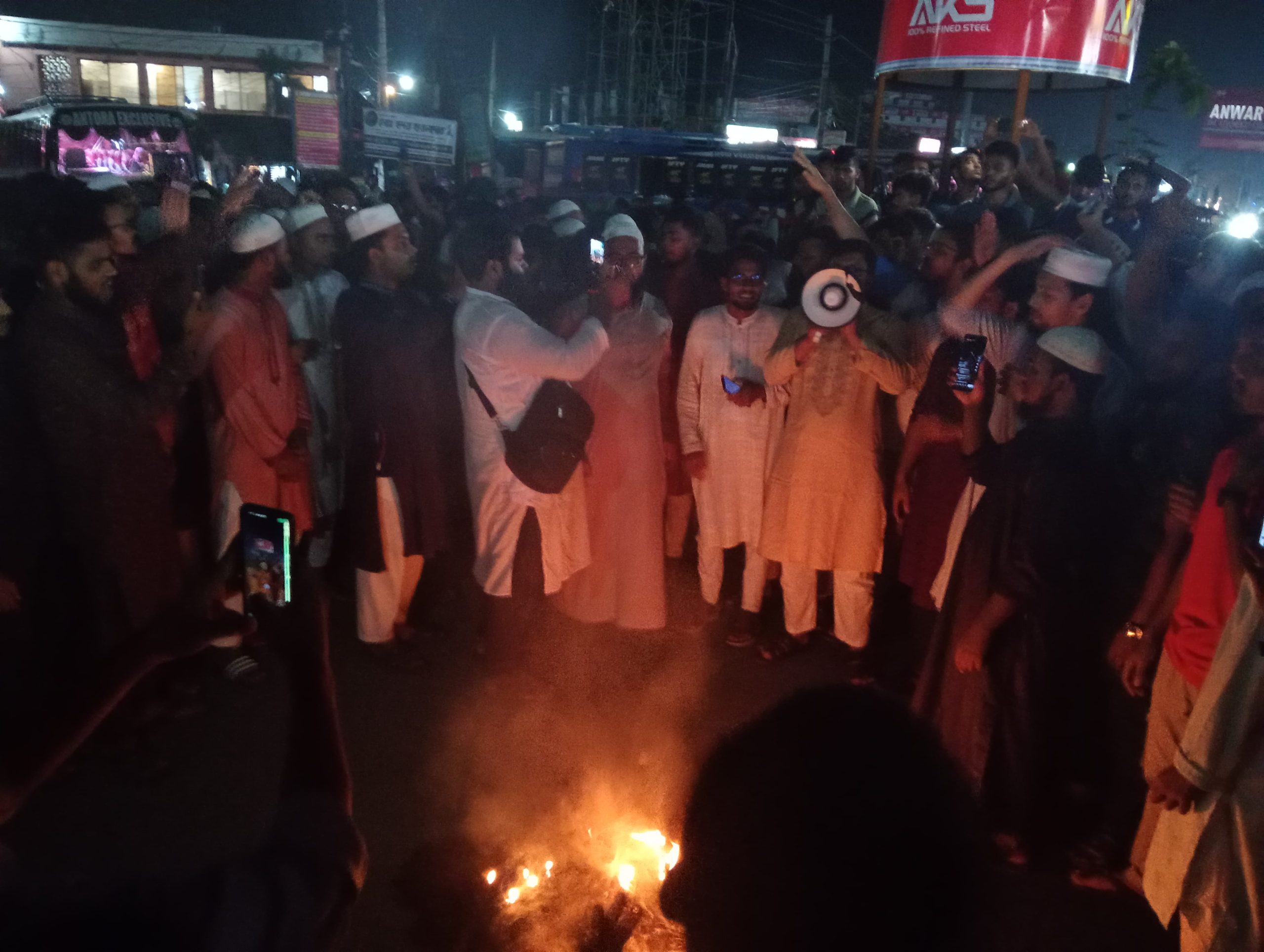 চাঁদার দাবীতে ব্যবসায়ীকে হত্যার প্রতিবাদে বরিশালে ছাত্র জনতার বিক্ষোভ