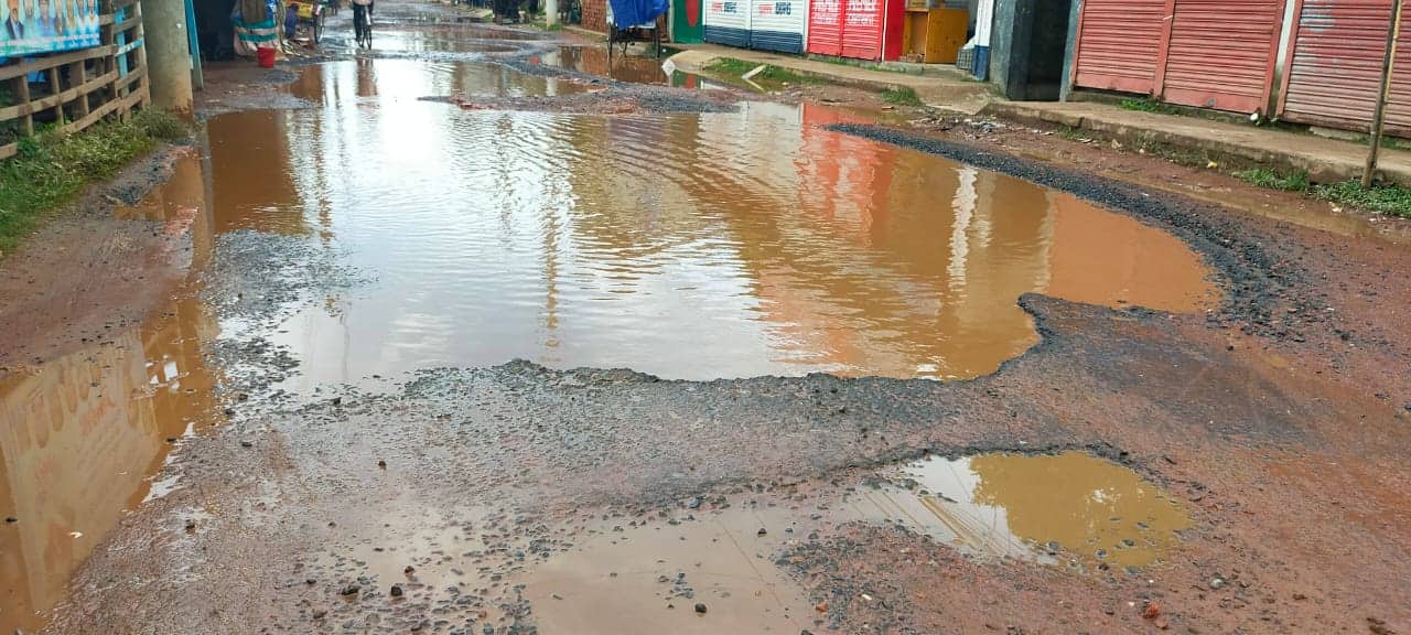 বরিশালের গ্রামীণ সড়কগুলো মৃত্যুফাঁদ