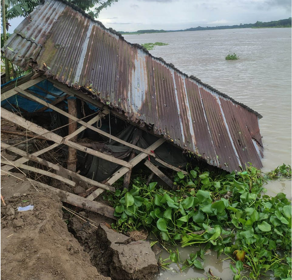 আকস্মিক সন্ধ্যার ভাঙনে চার বসতঘর বিলীন