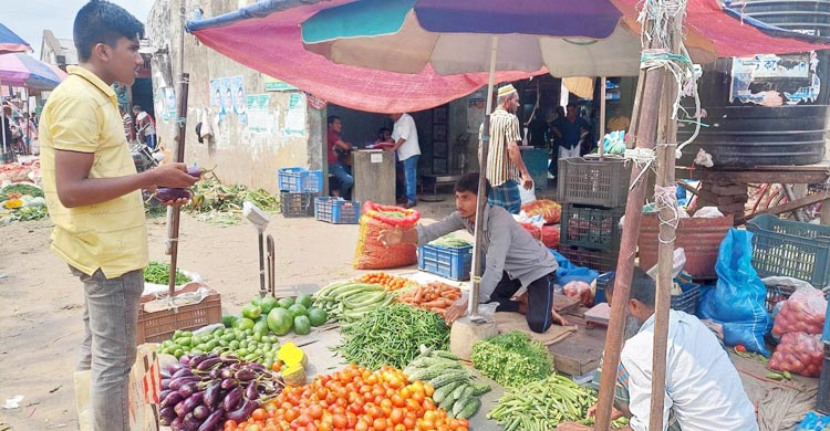 বৃষ্টিতে বরিশালে বেড়েছে সবজির দাম
