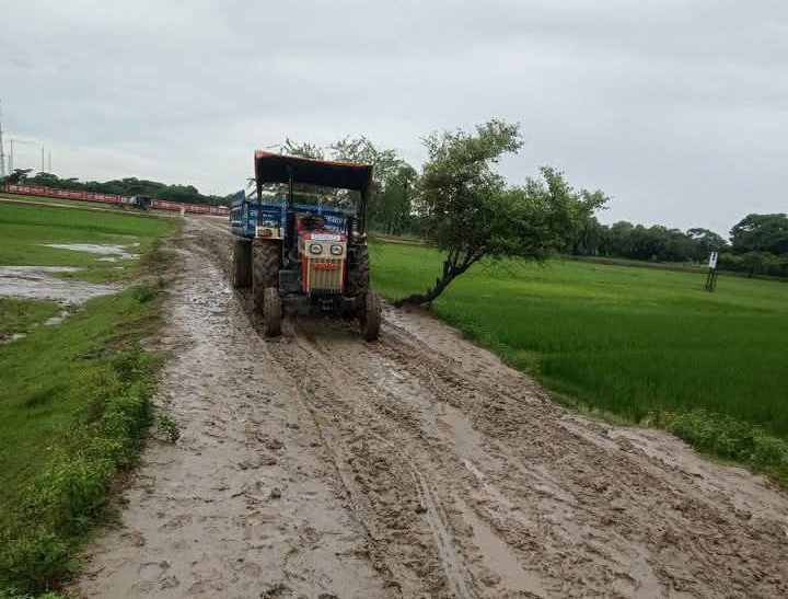 পর্যটন কেন্দ্র কুয়াকাটায় ব্যস্ততম সড়কটি  ৫৪ বছরেও পাকা হয়নি, পর্যটকসহ ১০ গ্রামের মানুষের চরম ভোগান্তি 