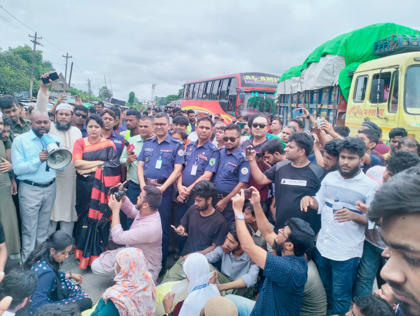 স্বাস্থ্য কর্মকর্তার অপসারণের দাবীতে মহাসড়ক অবরোধ